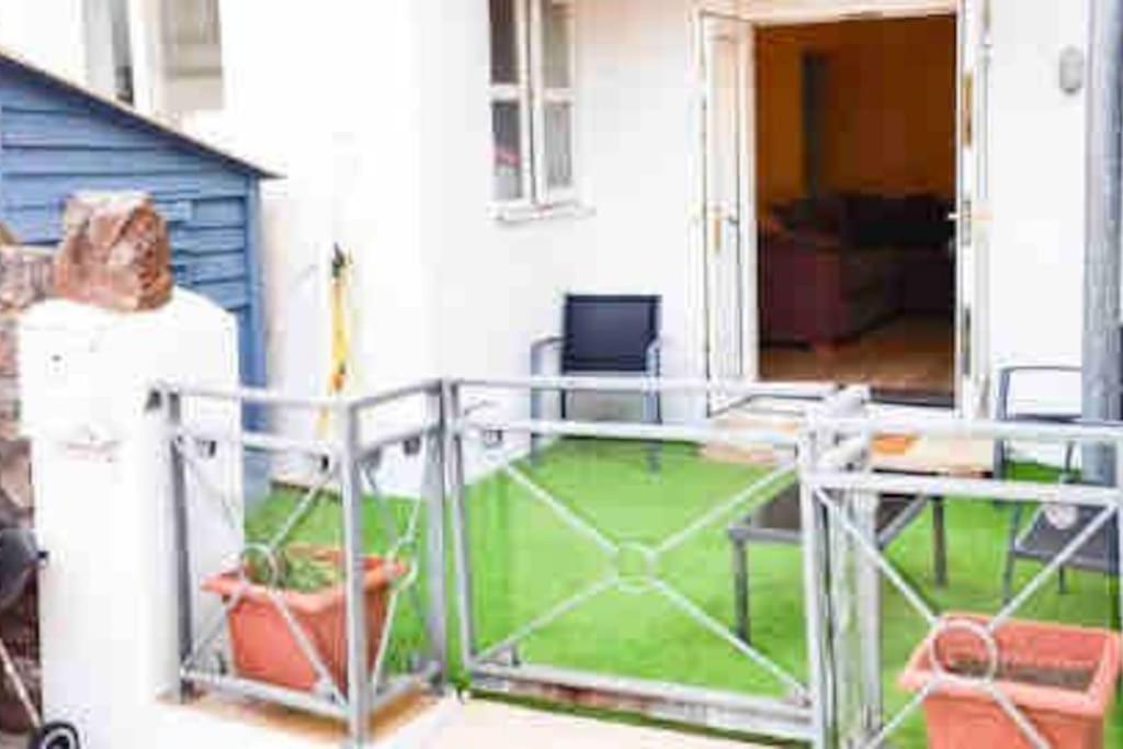 Lovely Two Bedroom Apartment, With Private Garden! Appartement